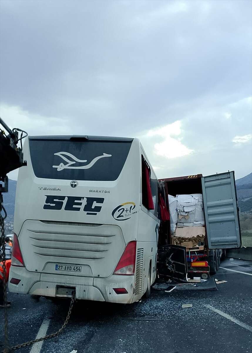 7 kişinin öldüğü otobüs kazasının nedenini yaralı kurtulan yolcu açıkladı 8